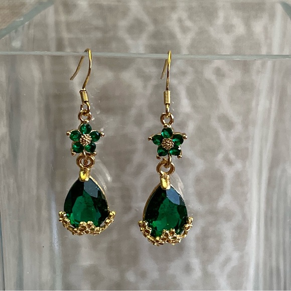 Green Glass and Gold Dangle Earrings - Picture 1 of 1